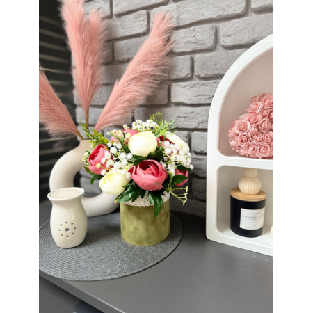 Welurowy flowerbox zgniła zieleń z bukietem peonii